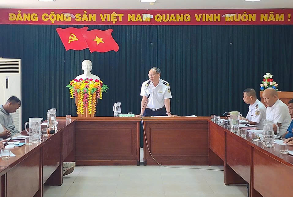 H&igrave;nh ảnh: &Ocirc;ng L&ecirc; Văn Lương &ndash; Gi&aacute;m đốc Cảng vụ H&agrave;ng hải Quảng Ng&atilde;i ph&aacute;t biểu chủ tr&igrave; cuộc họp